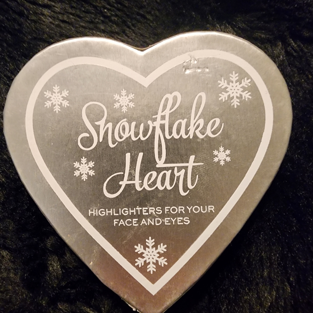 REVOLUTION BEAUTY, Baked Highlighter Heart in Snowflake Heart, NWT